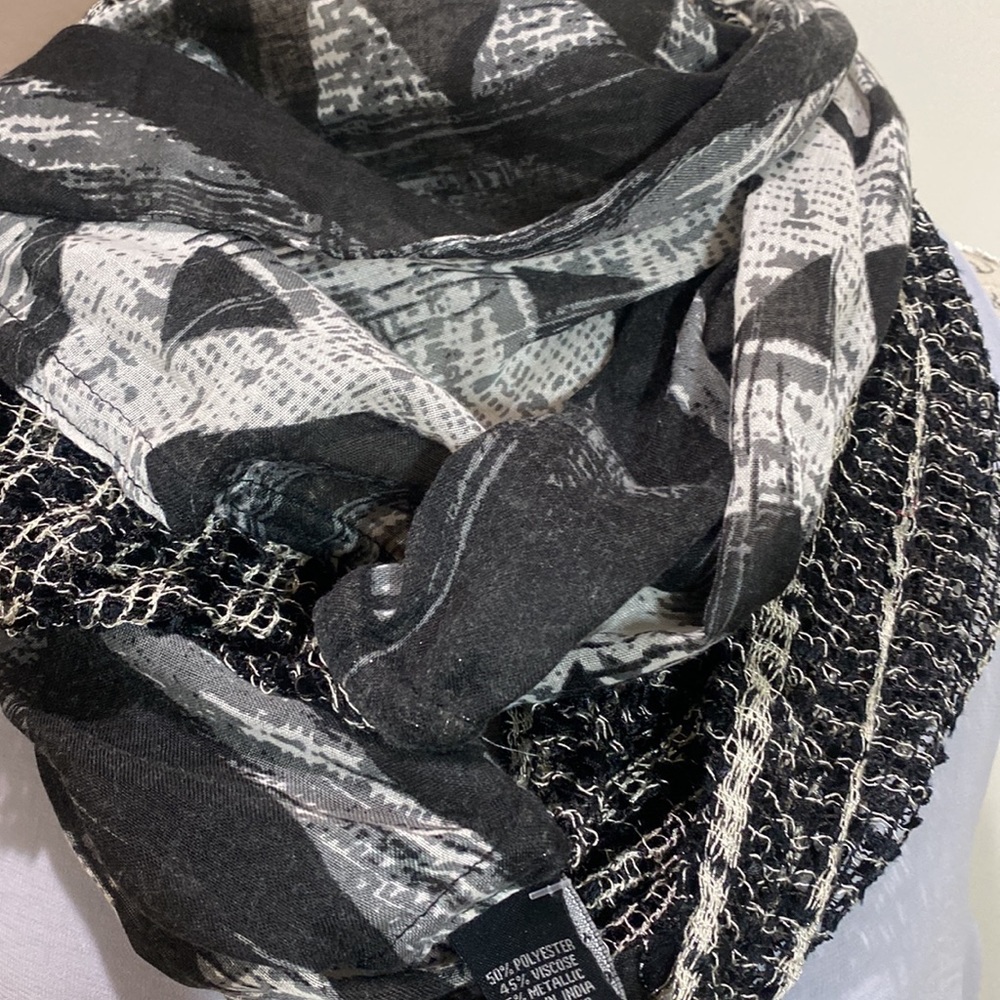 Black & Light Grey, 19” x 33” Aztec Design Scarf, NWT - Picture 4 of 8